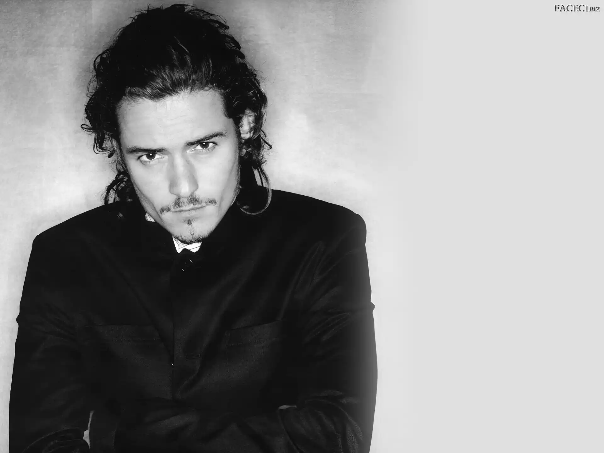 Orlando Bloom, czarny strój